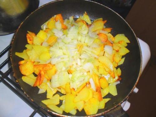 Жареная картошка с фаршем и томатной пастой. Процесс приготовления с фото: