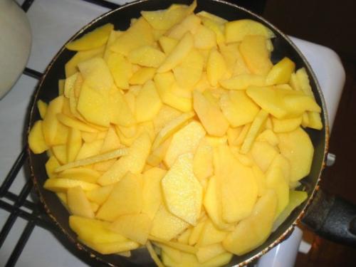 Жареная картошка с фаршем и томатной пастой. Процесс приготовления с фото: