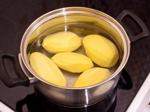 Жареная картошка с фаршем и томатной пастой. Процесс приготовления с фото: