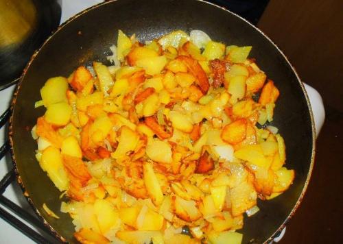 Жареная картошка с фаршем и томатной пастой. Процесс приготовления с фото: