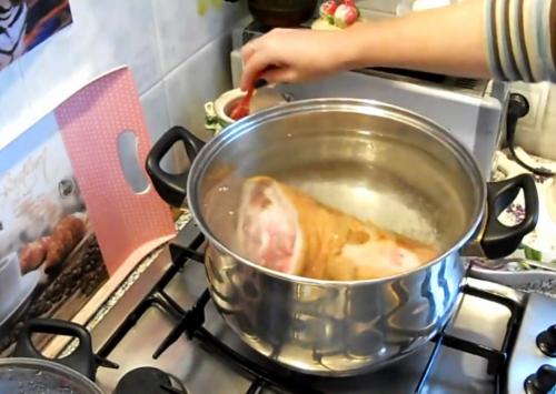 Рулька с чесноком в духовке. Рецепт свиной рульки запеченной в духовке в фольге