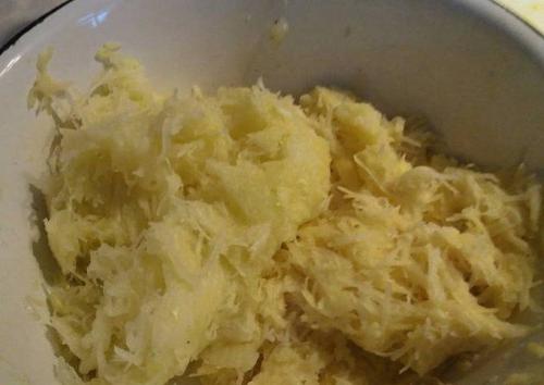 Какие ингредиенты нужны для приготовления драников с салом и зеленью. Пошаговый рецепт классических белорусских драников