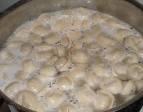 Как можно подать пельмени с рыбой и сыром, чтобы блюдо выглядело аппетитно. Пельмени с рыбой