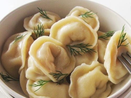 Как можно подать пельмени с рыбой и сыром, чтобы блюдо выглядело аппетитно. Пельмени с рыбой