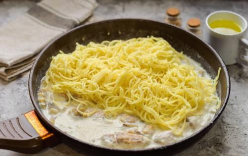 Паста карбонара с беконом. Рецепт пасты карбонара с беконом и сливками без яиц