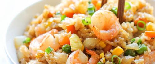 Жареный рис с креветками и овощами. Рис с креветками и овощами