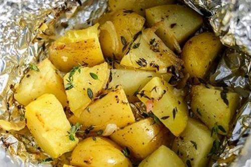 Можно ли приготовить молодую картошку в пергаменте на улице, например, на костре. 8 великолепных рецептов картошки в фольге на углях