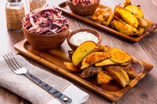 Как сделать картофельные дольки хрустящими снаружи и мягкими внутри. Секреты приготовления картофеля по-деревенски