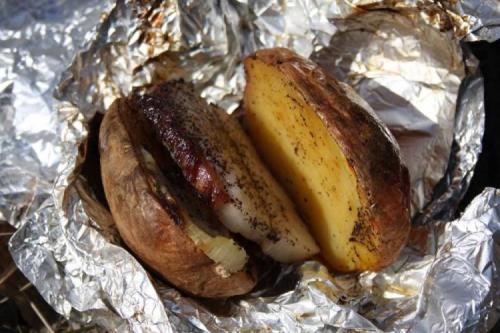 Можно ли приготовить молодую картошку в пергаменте на улице, например, на костре. 8 великолепных рецептов картошки в фольге на углях