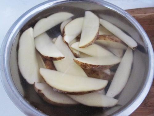 Как сделать картофельные дольки в духовке с чесночным вкусом. Картофельные дольки с чесноком