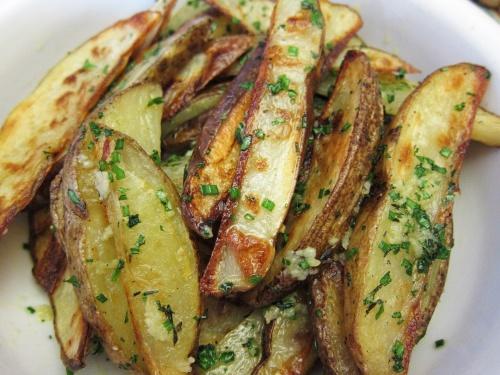 Как сделать картофельные дольки в духовке с чесночным вкусом. Картофельные дольки с чесноком