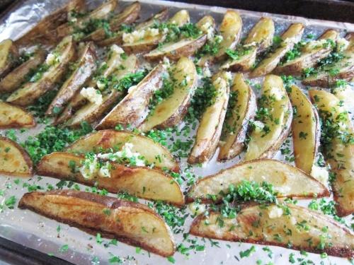 Как сделать картофельные дольки в духовке с чесночным вкусом. Картофельные дольки с чесноком