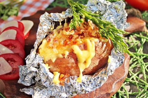 Можно ли приготовить молодую картошку в пергаменте на улице, например, на костре. 8 великолепных рецептов картошки в фольге на углях