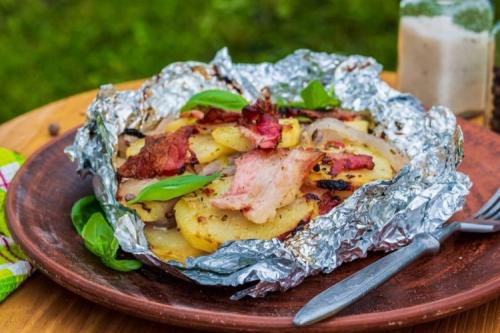 Можно ли приготовить молодую картошку в пергаменте на улице, например, на костре. 8 великолепных рецептов картошки в фольге на углях