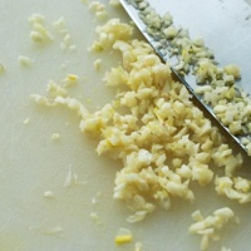 Как подать картошку с чесноком и приправой после приготовления. Картофель в чесночном масле