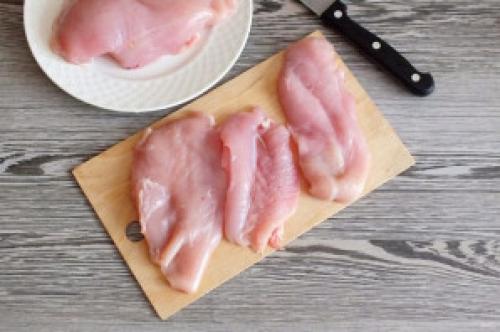 Можно ли добавить соус или маринад к картошке и курице перед приготовлением на пергаменте. Курица в духовке в пергаменте