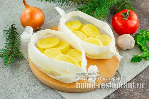 Как приготовить картошку на пергаментной бумаге в духовке с курицей. Куриное филе с картофелем и помидорами, запеченное под сыром в пергаменте