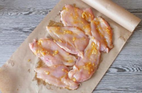 Можно ли добавить соус или маринад к картошке и курице перед приготовлением на пергаменте. Курица в духовке в пергаменте