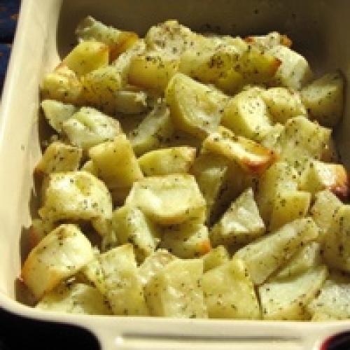 Как подать картошку с чесноком и приправой после приготовления. Картофель в чесночном масле