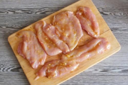 Можно ли добавить соус или маринад к картошке и курице перед приготовлением на пергаменте. Курица в духовке в пергаменте