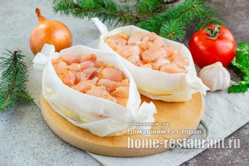 Какую температуру выбрать для запекания курицы и картошки на пергаменте. Куриное филе с картофелем и помидорами, запеченное под сыром в пергаменте