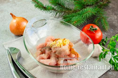 Какую температуру выбрать для запекания курицы и картошки на пергаменте. Куриное филе с картофелем и помидорами, запеченное под сыром в пергаменте