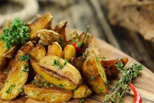 Можно ли запекать картофель в фольге или без нее. Картошка, запеченная в фольге в духовке: 15 очень вкусных рецептов