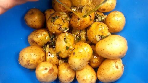 Как приготовить молодой картофель в пергаменте. Запеченная молодая картошка в пергаменте