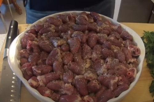 Куриные сердечки к пиву в духовке. Куриные сердечки в духовке — лучшие рецепты с картошкой, сметане, грибами, в горшочках