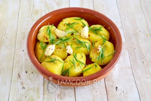 Ароматный картофель с розмарином: простой рецепт запекания в пергаменте 13