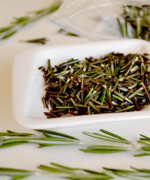 Ароматный картофель с розмарином: простой рецепт запекания в пергаменте 16