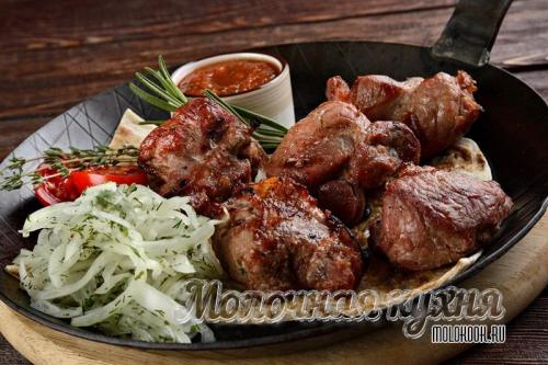 Шашлык из свинины в духовке на противне. 