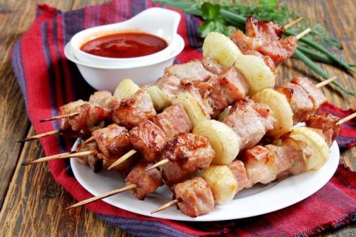 Свинина кусочками в духовке, как шашлык. 10 лучших рецептов шашлыка из свинины на шпажках в духовке