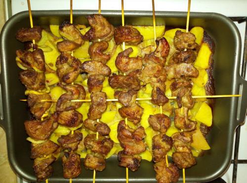 Шашлык в духовке на шпажках с картошкой. Как приготовить домашний шашлык из свинины в духовке с картошкой?