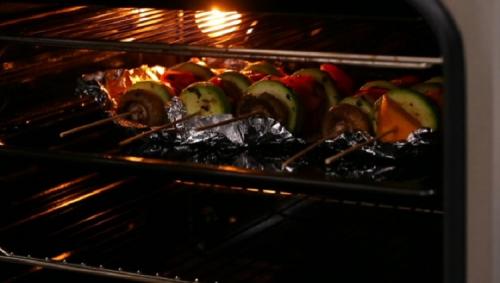 Шашлык в духовке на шпажках с овощами. Пошаговый рецепт – шашлык с цукини, грибами и перцем.