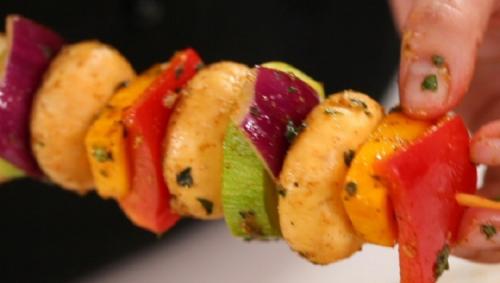 Шашлык в духовке на шпажках с овощами. Пошаговый рецепт – шашлык с цукини, грибами и перцем.
