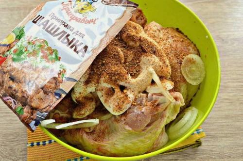 Как приготовить шашлык в духовке без шампуров. Как приготовить куриный шашлык на противне в духовке?