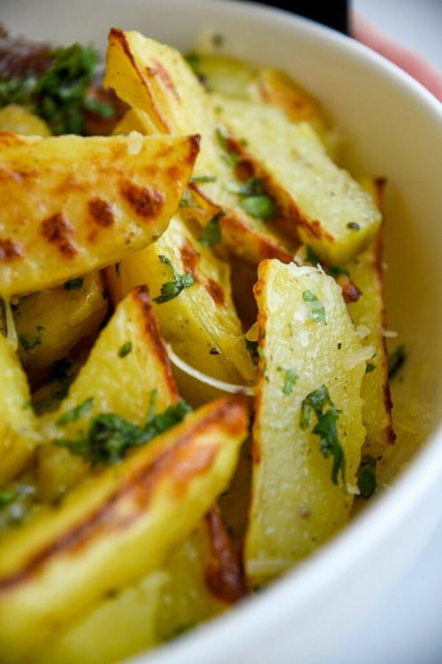 Как приготовить картофель дольками на пергаменте с сыром. Запеченный картофель с сыром и зеленью в духовке — простой и вкусный гарнир