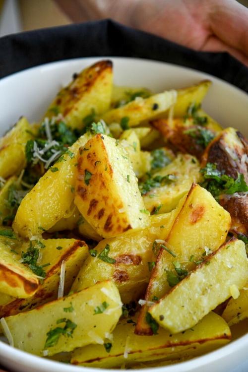 Как приготовить картофель дольками на пергаменте с сыром. Запеченный картофель с сыром и зеленью в духовке — простой и вкусный гарнир