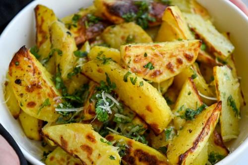 Как приготовить картофель дольками на пергаменте с сыром. Запеченный картофель с сыром и зеленью в духовке — простой и вкусный гарнир