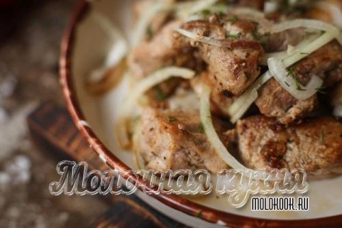 Как правильно пожарить шашлык на сковороде.