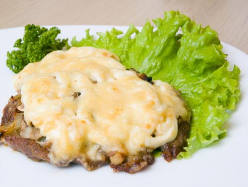 Рецепт мясо по-французски из говядины с помидорами и картошкой. Простой рецепт