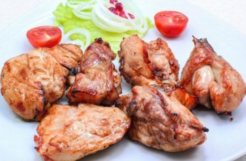 Как пожарить сочный шашлык. Шашлык из курицы на мангале: самые вкусные маринады, чтобы мясо было сочное и мягкое