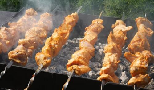 Как пожарить сочный шашлык. Шашлык из курицы на мангале: самые вкусные маринады, чтобы мясо было сочное и мягкое