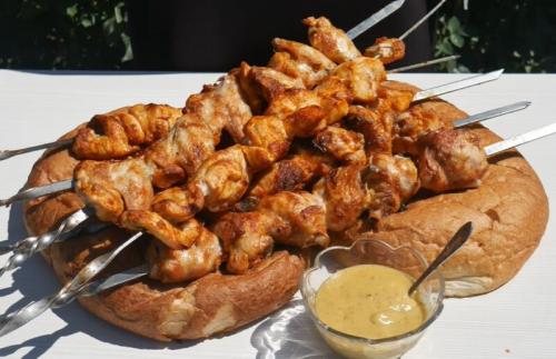 Как пожарить сочный шашлык. Шашлык из курицы на мангале: самые вкусные маринады, чтобы мясо было сочное и мягкое