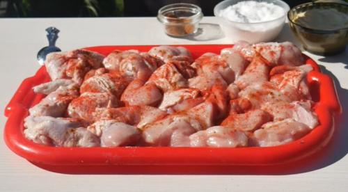 Как пожарить сочный шашлык. Шашлык из курицы на мангале: самые вкусные маринады, чтобы мясо было сочное и мягкое