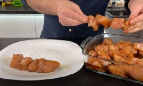 Куриный шашлык на шпажках на сковороде. Куриный шашлык на сковороде на шпажках с соевым соусом