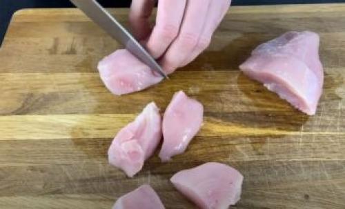 Куриный шашлык на шпажках на сковороде. Куриный шашлык на сковороде на шпажках с соевым соусом