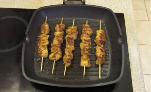 Шашлык на сковороде из свинины на шпажках.. Вкусный шашлык на шпажках на сковороде