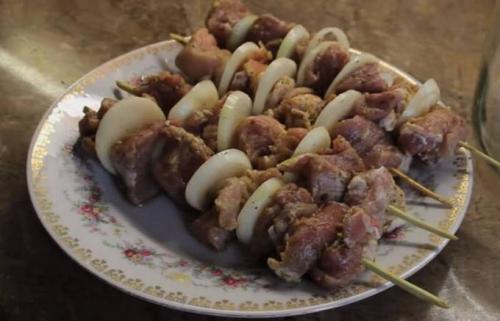 Шашлык на сковороде из свинины на шпажках.. Вкусный шашлык на шпажках на сковороде